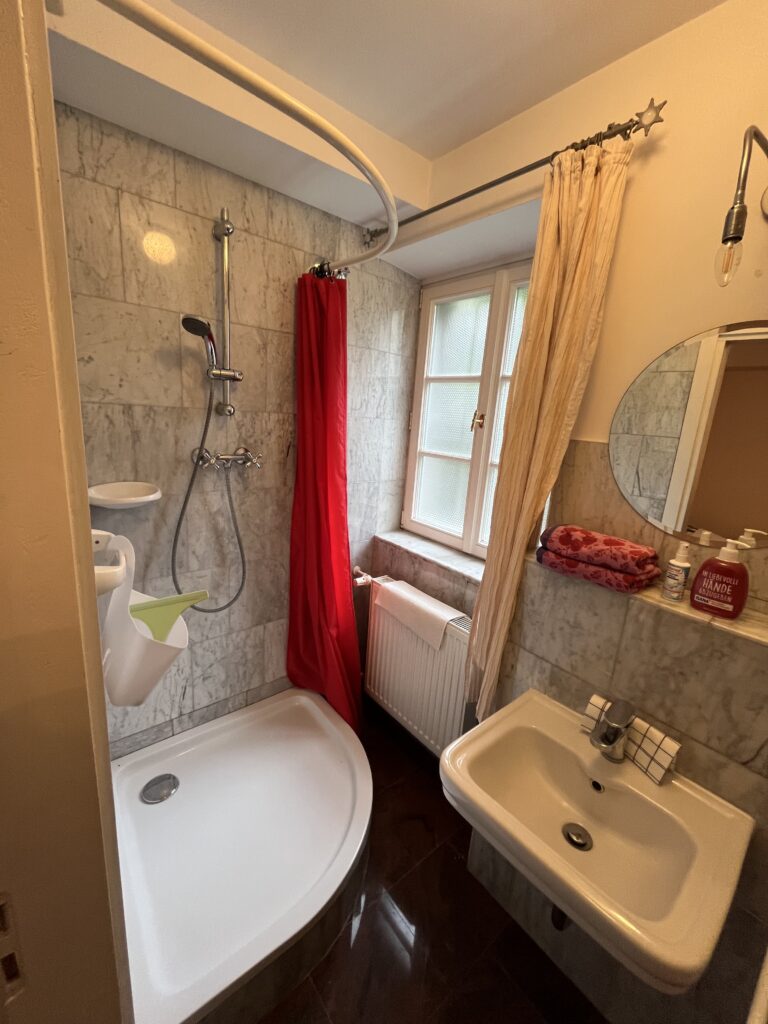 Badewanne und Fenster im Bad