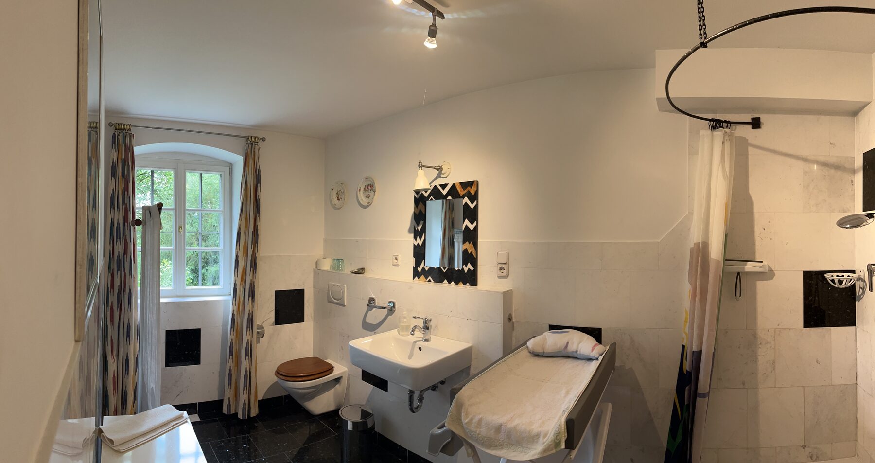 Schlafzimmer mit Babybett und Blick ins Grüne